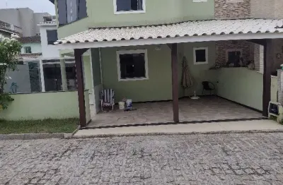 Excelente casa em condomínio tranquilo com 5/4, 2 suítes e a poucos passos da praia .