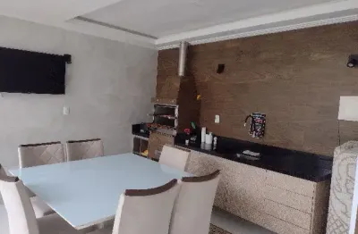 Excelente casa em condomínio tranquilo com 5/4, 2 suítes e a poucos passos da praia .