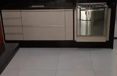 Lindo apartamento 2/4 com armários planejafos. fino acabamento. posição nascente.