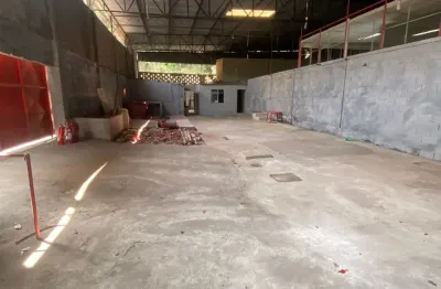 Barracão / Galpão / Depósito com 1 sala para alugar na Estrada do Catonho, 615, Jardim Sulacap, Rio de Janeiro