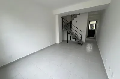 Vendo excelente casa duplex em condomínio com 2 quartos em vargem grande