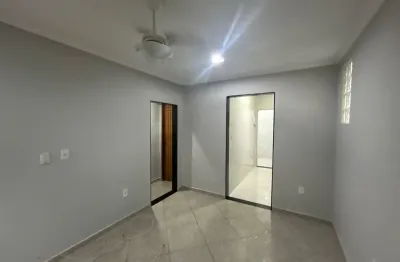 Alugo otima casa com 2 quartos no rua outeiro santos, taquara