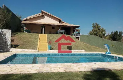 Ibiúna, 2 dormitórios dentro de condomínio com área verde e muito bom gosto.