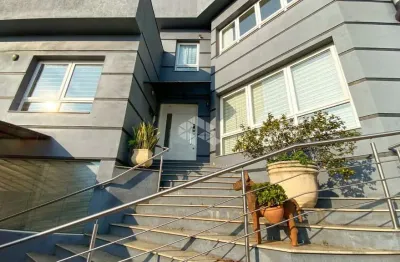 Casa de 536,20 m² com 6 suítes, garagem para 5 carros e piscina