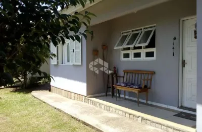 Duas casas, uma alvenaria e outra madeira, de frente para rua.