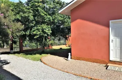 Bela casa de alvenaria com edícula aos fundos na vila germânia.