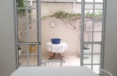 Casa sobrado, 3 dormitórios, 1 suíte,161 m², quintal espaçoso no gonzaga!