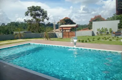 Casa com 3 dormitórios, suíte, bar molhado e terreno plano de 1.000m² em condomínio tranquilo