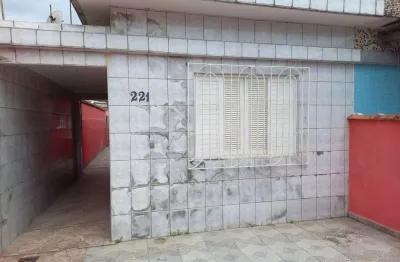 Casa geminada à venda em são vicente. 2 quartos, quintal e vaga