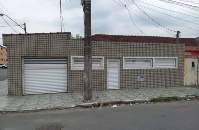 Casa independente em são vicente. 2 quartos, 2 vagas e quintal.