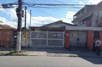 Casa geminada c/entrada independente, 2 quartos, quintal e vaga