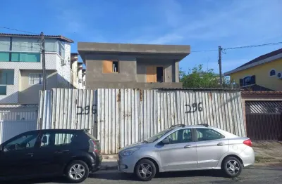 Último sobrado em condomínio com quintal em 'u' em são vicente!