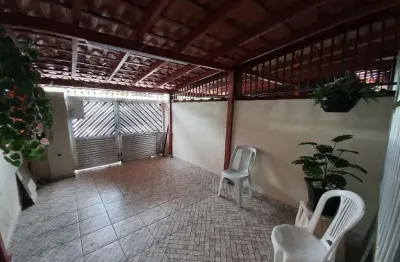 Sobrado com entrada independente, 2 quartos, quintal e garagem.