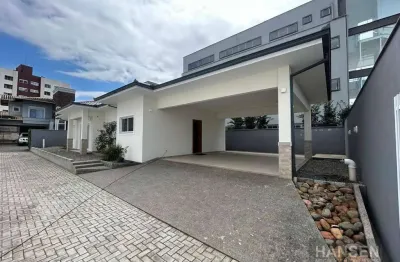 Casa com 1 suíte + 2  demi suítes  para alugar por r$ 6.736/mês - saguaçu - joinville/sc