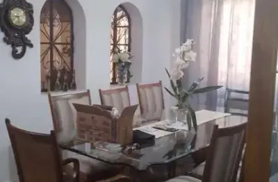 Casa de 288m² à venda com 3 dormitórios e jardim encantado