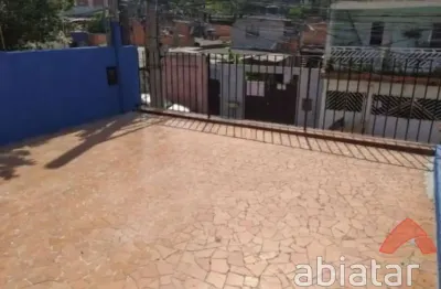 Casa de 93m² com 2 dormitórios e amplo quintal em localização privilegiada
