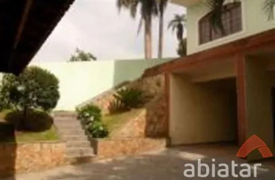 Casa à venda com 240m² no Parque Assunção  4 dormitórios (1 suíte), 6 vagas  Taboão da Serra/SP