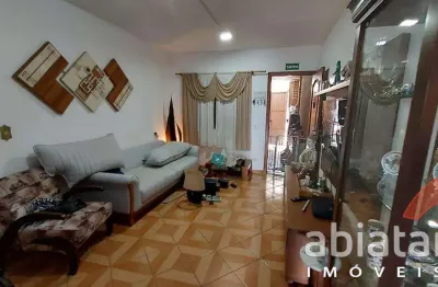 Sobrado à venda com edícula, churrasqueira e suíte – conforto e espaço!