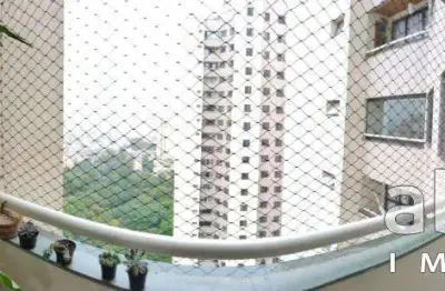 Apartamento dois quartos, com varanda e vaga de garagem.