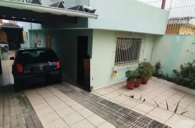 Sobrado à venda: espaçoso, charmoso, com churrasqueira e cozinha ampla!