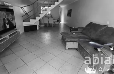 Casa à venda com 3 dormitórios, suíte e varanda gourmet – aceita permuta