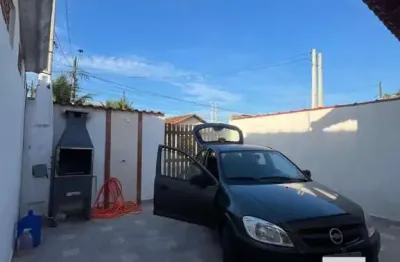 Casa de 55m2 com piscina  com 2 quartos e 2 vagas em mongaguá - sp