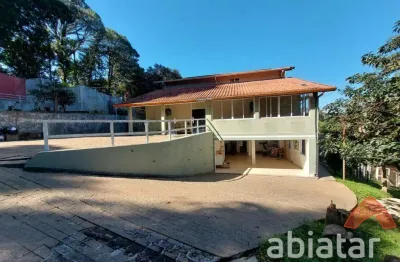 Casa assobradada com 400m² no condomínio jardim iolanda – venda ou locação em taboão da serra