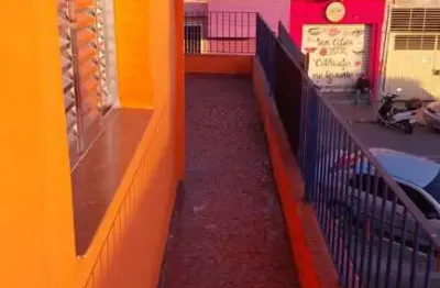 Casa com 2 quartos para alugar na Rua Vinte e Cinco de Janeiro, Jardim São Salvador, Taboão da Serra