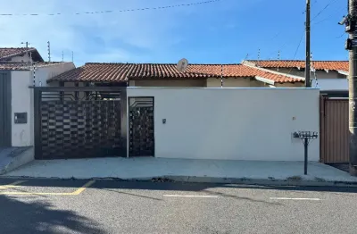 Linda casa 2 dormitórios sendo um apartamento no bairro nato vetorasso, aroeira e doca vetorasso.