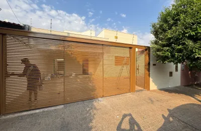 Linda casa grande e confortável com 3 dormitórios, suite e varanda com churrasqueira no bairro nato vetorasso