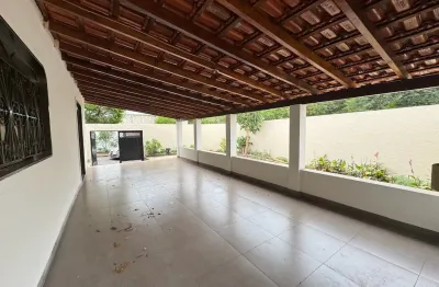 Casa com localização estratégica frente avenida principal no bairro cristo rei