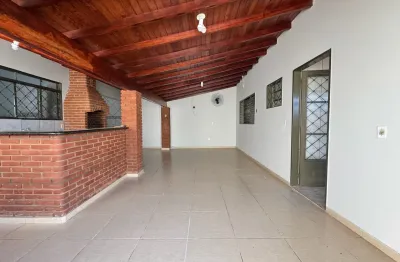 Linda casa localizada no bairro Jardim Etemp com varanda com churrasqueira