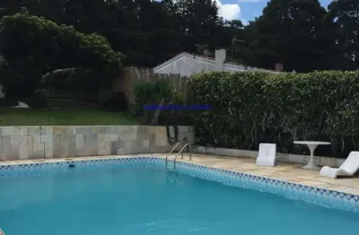 Casa 480m², 04 dormitórios (sendo 02 suítes), 03 banheiros, 05 vagas de garagem, 02 canis e piscina.  condomínio com portaria.  excelente localização