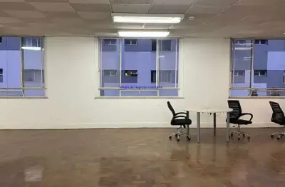 Condomínio com recepção e segurança.  excelente localização á 03 minutos andando para a estação do metrô são bento; entre as ruas do seminário,