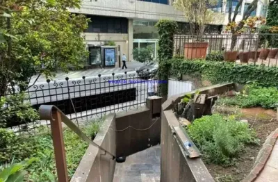 Casa sobrado 388m², 07 salas, 08 banheiros e 02 vagas de garagem.  excelente localização, á 4 minutos andando para estação do metrô consolação;