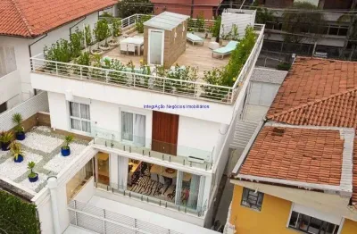 Casa sobrado 450m², 03 dormitórios (sendo suítes), 04 banheiros e 04 vagas de garagem.  excelente localização, entre as ruas garopaba, itapitangui