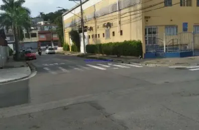 Galpão 700m², 06 banheiros e 03 vagas de garagem.  excelente localização, entre as ruas cachoeira dourada, professor sylla mattos e vinte e cinco