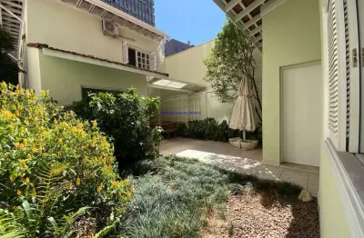 Casa sobrado 165m², 03 dormitórios (sendo 01 suíte) 02 banheiros e 02 vagas na garagem.  excelente localização; entre as ruas angelina maffei vita,