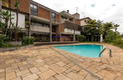 Casa residencial 885,30 m², 04 dormitórios ( sendo suites) , 06 banheiros e 08 vagas de garagem.  excelente localização entre as ruas olimpio catão