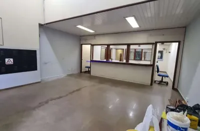 Loja 250m², 02 banheiros.  excelente localização  à 3 minutos andando para a estação do metrô são bento;  entre as ruas são bento, libero badaro