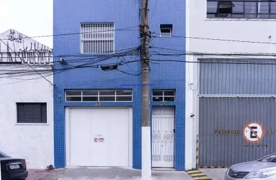 Casa 320m², 05 dormitórios (sendo 01 suíte), 05 banheiros e 04 vagas na garagem;   excelente localização á 10 minutos andando para a estação do metrô