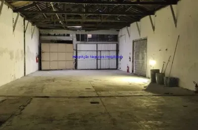 Galpão 924m² área útil, 480m² área aberta e 02 banheiros.  excelente localização, á 10 minutos andando para a estação do metrô santa cecília