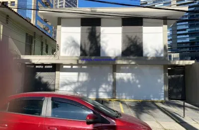 Sobrado comercial 300m², 03 banheiros e 05 vagas na garagem.  excelente localização, á 5 minutoe andando para a estação do metrô faria lima;