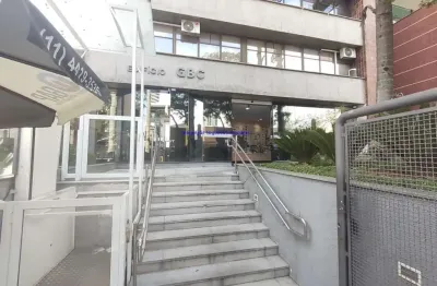 Conjunto comercial 266m², 06 banheiros e 04 vagas de garagem. condomínio com recepção, segurança e elevadores. excelente localização,