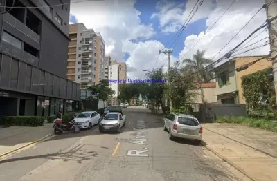 Loja 207m², 02 banheiros.  excelente localização á 7 minutos andando para a estação do metrô sumaré; entre as ruas capote valente, amália de noronha
