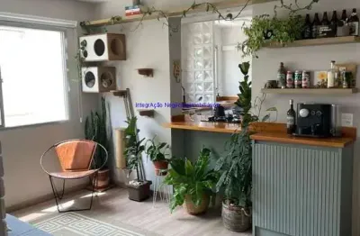 Apartamento 60m², 02 dormitórios, 02 banheiros; recém reformado, com paredes de tijolinho branco, balcão enorme de madeira teca extra especial