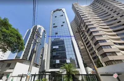 Condomínio com recepção e segurança.  Excelente localização á 5 minutos andando para a estação do metrô Moema; Entre as Alamedas dos Jurupis, Iraé