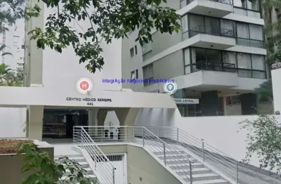 Conjunto comercial 122m², 04 banheiros e 01 vaga na garagem.  condomínio com recepção e segurança 24hrs.  excelente localização