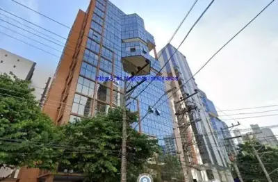 Conjunto comercial 150m², 01 banheiro e 04 vagas na garagem.  condomínio com recepção e segurança 24hrs.  excelente localização.