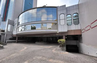 Prédio comercial 4.504,11m², 09 banheiros, 02 elevadores e 01 auditório e 70 vagas na garagem; possui 4 andares.